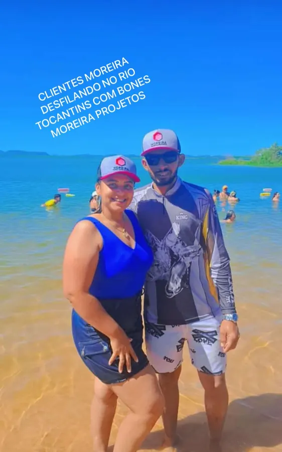 Clientes da Moreira usando bonés da empresa no Rio Tocantins