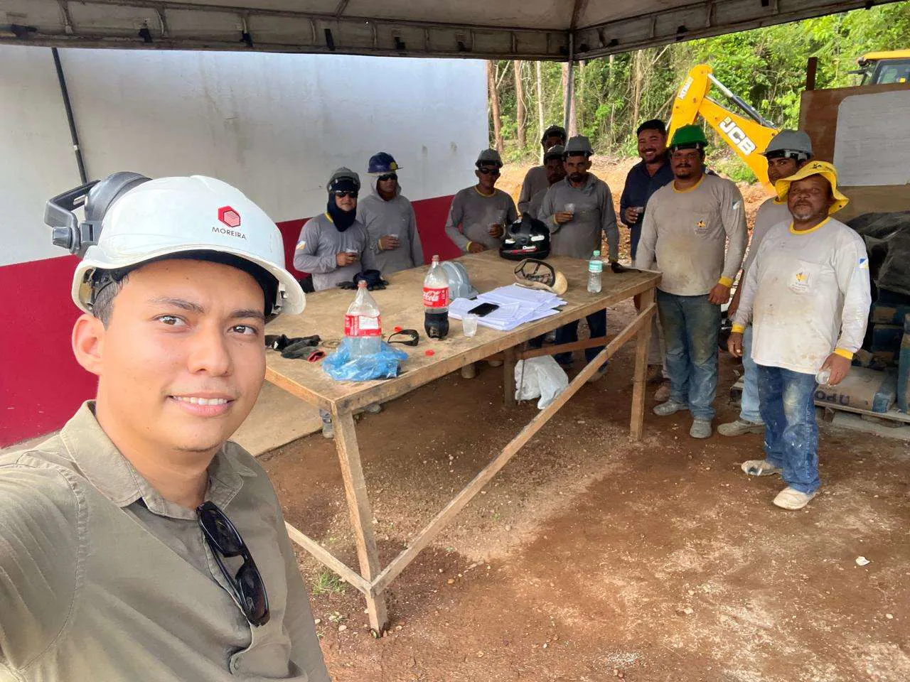 Engenheiro Alexandre Moreira com a equipe de execução no canteiro de obras