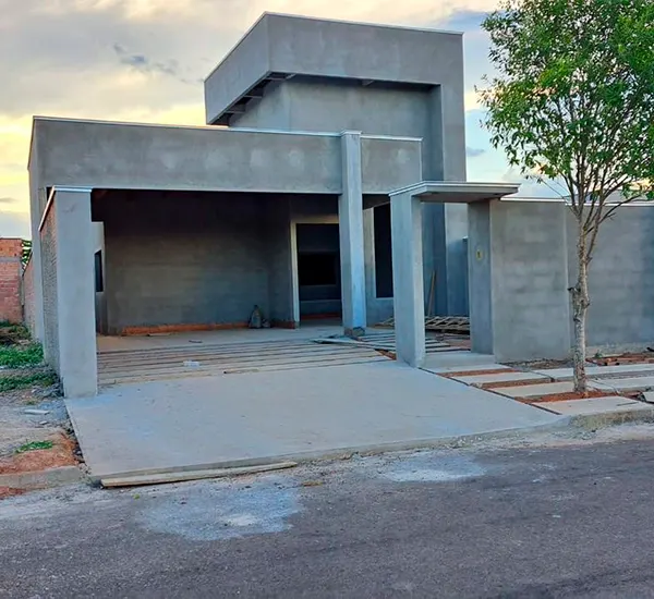 Residência em fase de execução com estrutura de concreto aparente