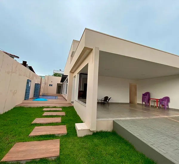 Área externa de residência executada com piscina e jardim