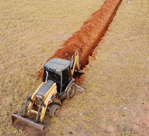 Abertura de valas com retroescavadeira em propriedade rural