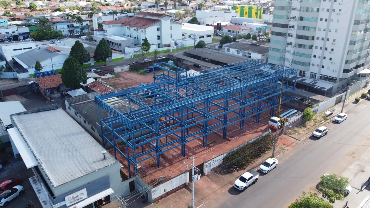 Vista aérea de estrutura metálica de edifício comercial executada em Araguaína