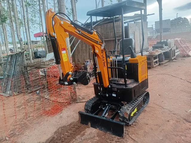 Mini escavadeira BrutaTec BR15H da SoloTech Locações em obra